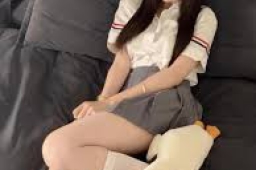 吐舌紧贴人设崩塌曾志伟与乔妹合照展现娱乐圈的另一面